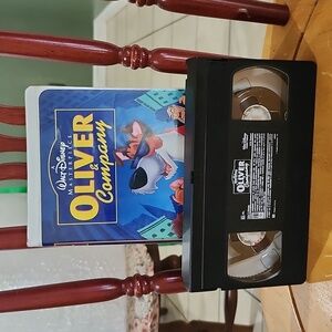 DISNEY MASTERPIECE COLLECTION-OLIVER & COMPANY VHS TAPE(CLAM SHELL)